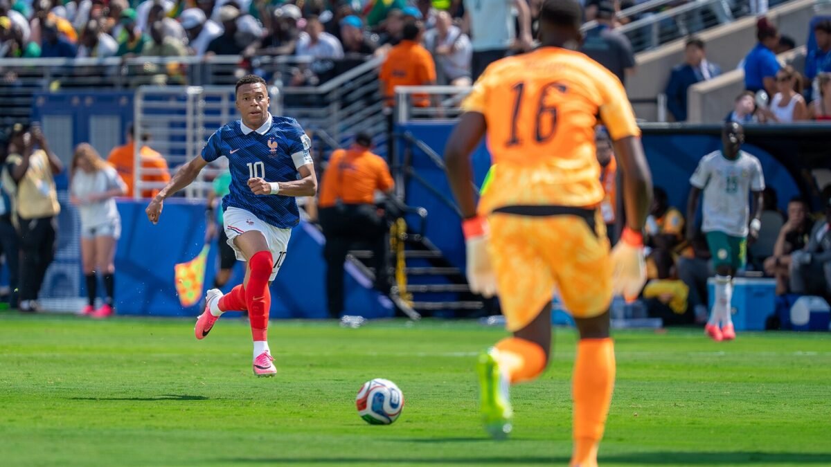 Mbappé perde pênalti, mas marca e leva a França à terceira semifinal seguida ao bater o Marrocos por 2 a 0 na Copa 2026