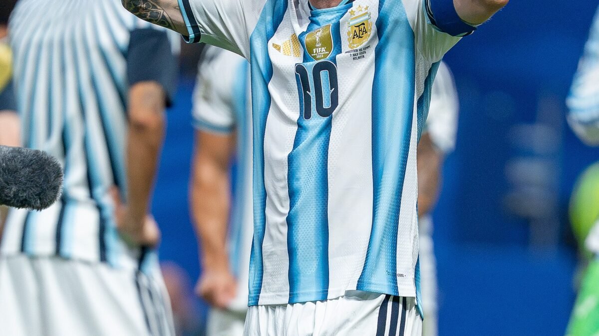Um presente para Diego: Messi dedica a Maradona a vaga da Argentina na final da Copa 2026, e Tuchel vira alvo de críticas