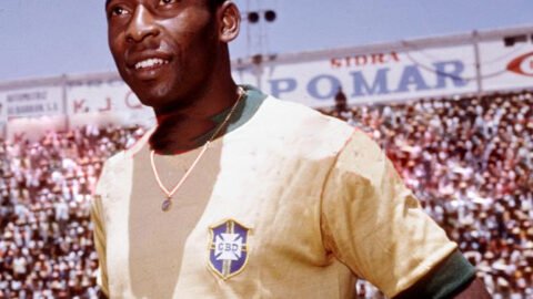 Camisa de Pelé na final da Copa de 1958 é vendida por US$ 4,88 milhões e vira a segunda mais cara da história