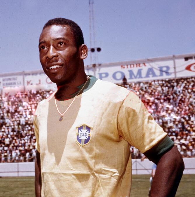 Camisa de Pelé na final da Copa de 1958 é vendida por US$ 4,88 milhões e vira a segunda mais cara da história