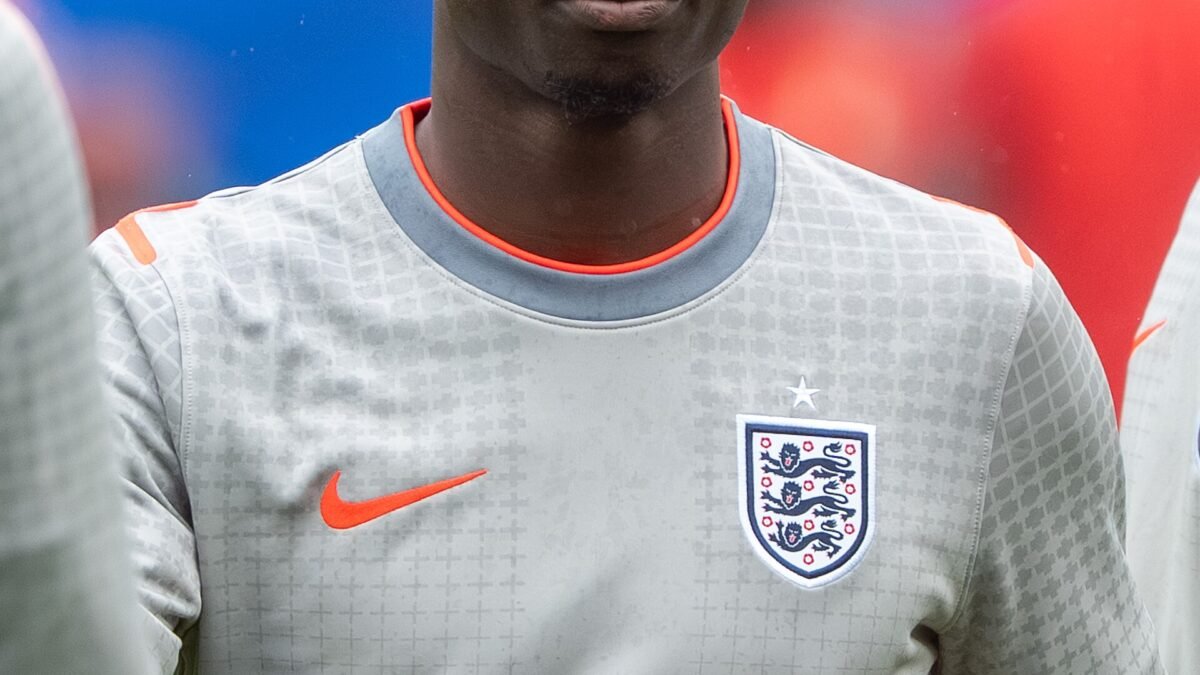 Hat-trick de Saka em jogo de 10 gols: Inglaterra bate a França por 6 a 4 e fica com o bronze da Copa 2026