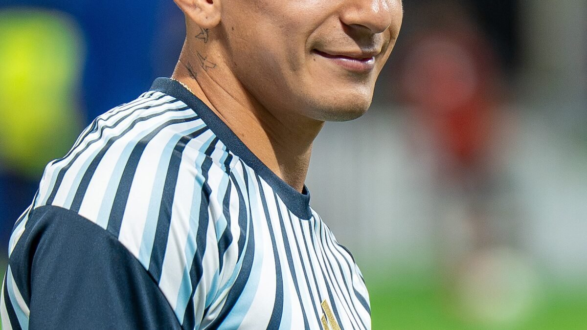Oficial: River Plate contrata Thiago Almada e faz a contratação mais cara da história do futebol argentino