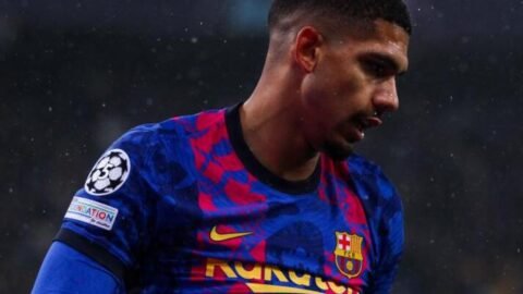 Liverpool acerta empréstimo de Ronald Araújo e resolve crise defensiva com opção de compra de 55 milhões de euros