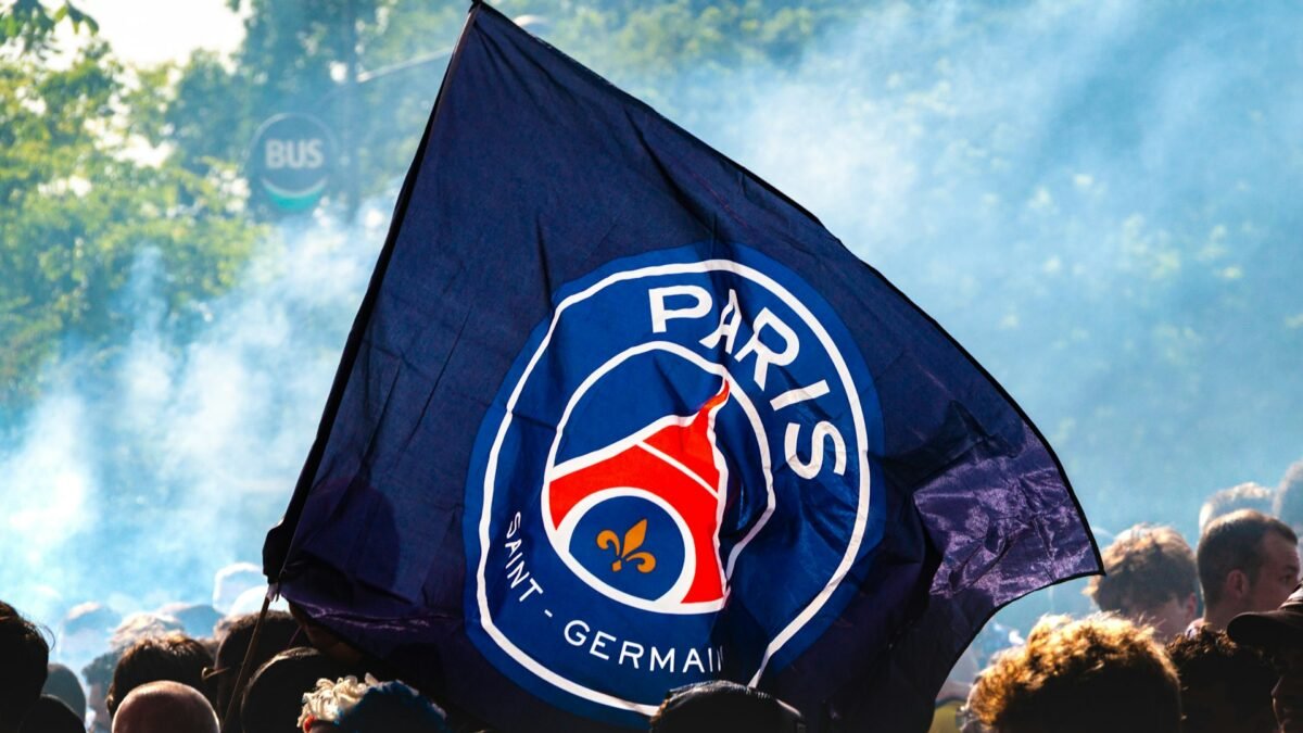 PSG bate o Aston Villa por 2 a 1, conquista o bicampeonato da Supercopa da UEFA e vê garoto de 17 anos entrar para a história