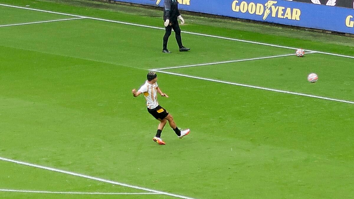 Retorno de gala: Raúl Jiménez marca pênalti nos acréscimos e salva o Wolverhampton na estreia da temporada inglesa