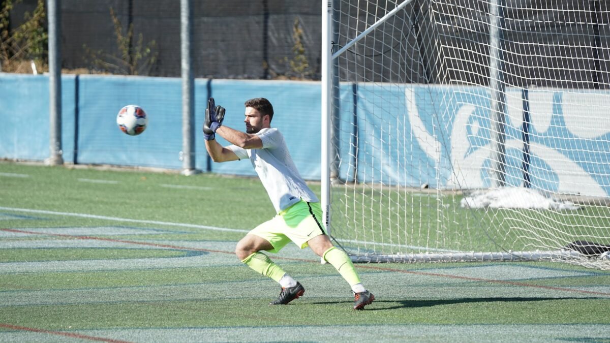 Do brilho na Copa 2026 ao Parc des Princes: PSG acerta a contratação do goleiro Zion Suzuki por 35 milhões de euros