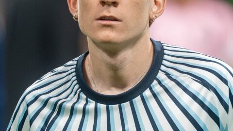 Oficial: Chelsea contrata Valentín Barco, lateral argentino finalista da Copa 2026, em vínculo até 2033