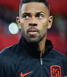 Arroyo faz golaço, Renan Lodi responde, e Cruzeiro e Atlético-MG empatam em 1 a 1 na ida das quartas da Copa do Brasil